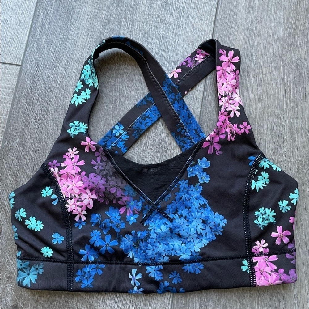 Lululemon In A Flash Bra in Petal Pop Multi / Black Size 4